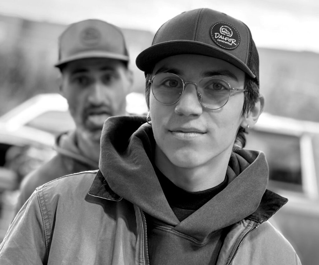 Image d'un employé de Dalfor construction, entreprise familiale spécialisée en construction et rénovation à Québec.