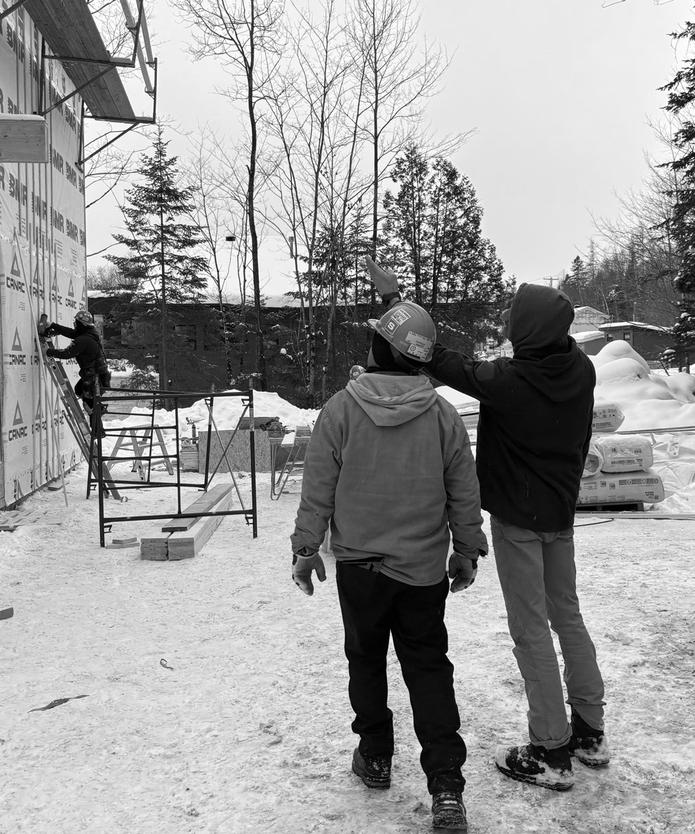 Image de membres du personnel et de l'équipe de Dalfor construction, entreprise familiale spécialisée en construction et rénovation à Québec.