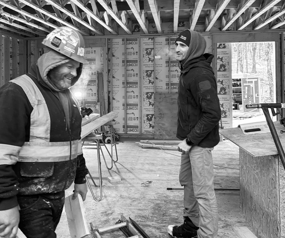 Image de membres du personnel et de l'équipe de Dalfor construction, entreprise familiale spécialisée en construction et rénovation à Québec.