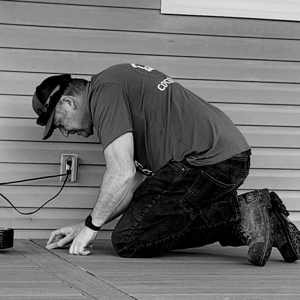 Image d'un charpentier en finition supérieure de Dalfor construction, entreprise spécialisée en construction et rénovation à Québec.